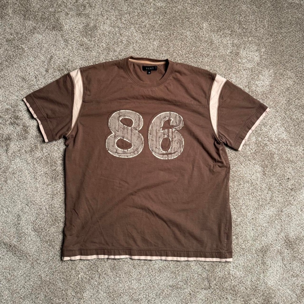 NEXT "MOCHA" GUSSET SLEEVE GRAPHIC TEE